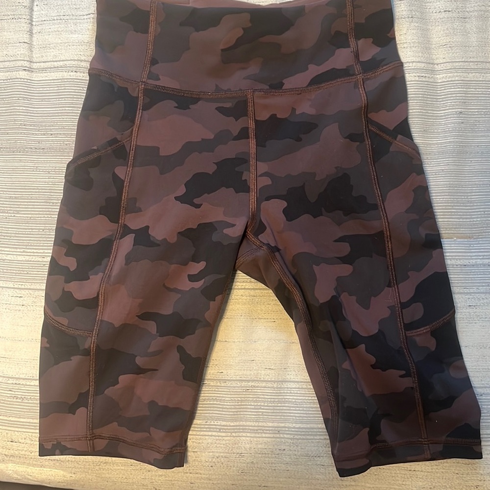 EUC Lululemon 10” cammo Align biker shorts - Picture 1 of 4